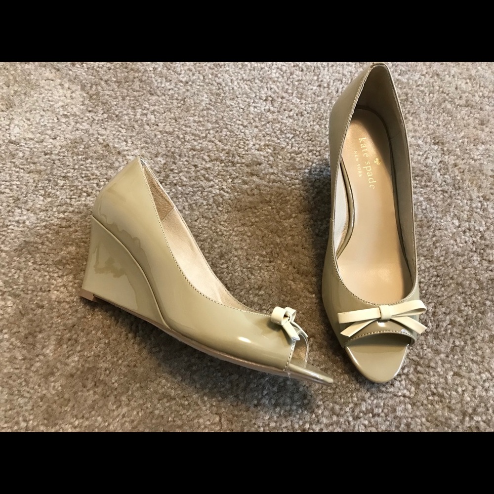 NEW Kate Spade Open Toe Nude Patent  Bow Wedges